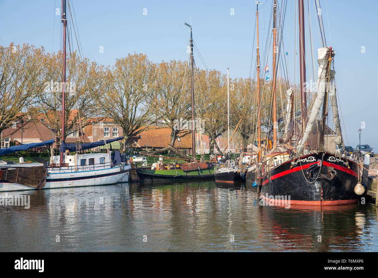 Chiatta tradizionale nel porto di Enkhuizen, Paesi Bassi Foto Stock