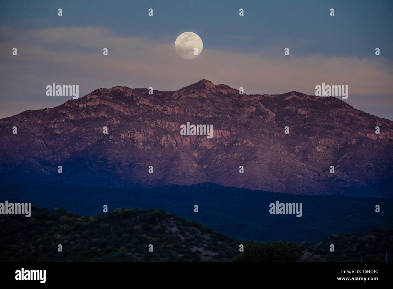 Luna piena vista sulle colline della Ruta de la Sierra e vicino Mazocahui nella Sierra Madre Occidental, giusto nel centro dello stato messicano di Sonora. Mazocahui proviene dall'ideologia Opata: Mazotcagui: 'Sierra del venado' (foto: Luisgutierrez / Nortephoto)... Luna llena vista sobre los Cerros de la Ruta de la Sierra e inmediaciones de Mazocahui en la Sierra Madre Occidental, justo en el centro del estado mexicano de Sonora. Mazocahui proviene dle ideoma ópata: Mazotcagui: 'Sierra del venado' (foto: Luis Gutierrez/Nortephoto) Foto Stock