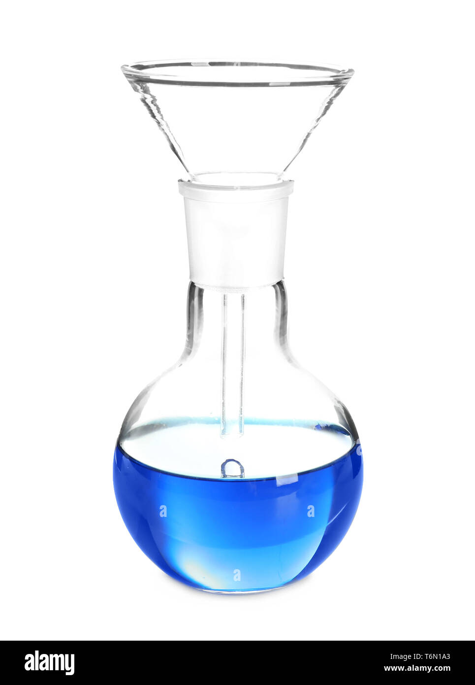 Pallone con liquido blu e l'imbuto filtrante su sfondo bianco Foto Stock