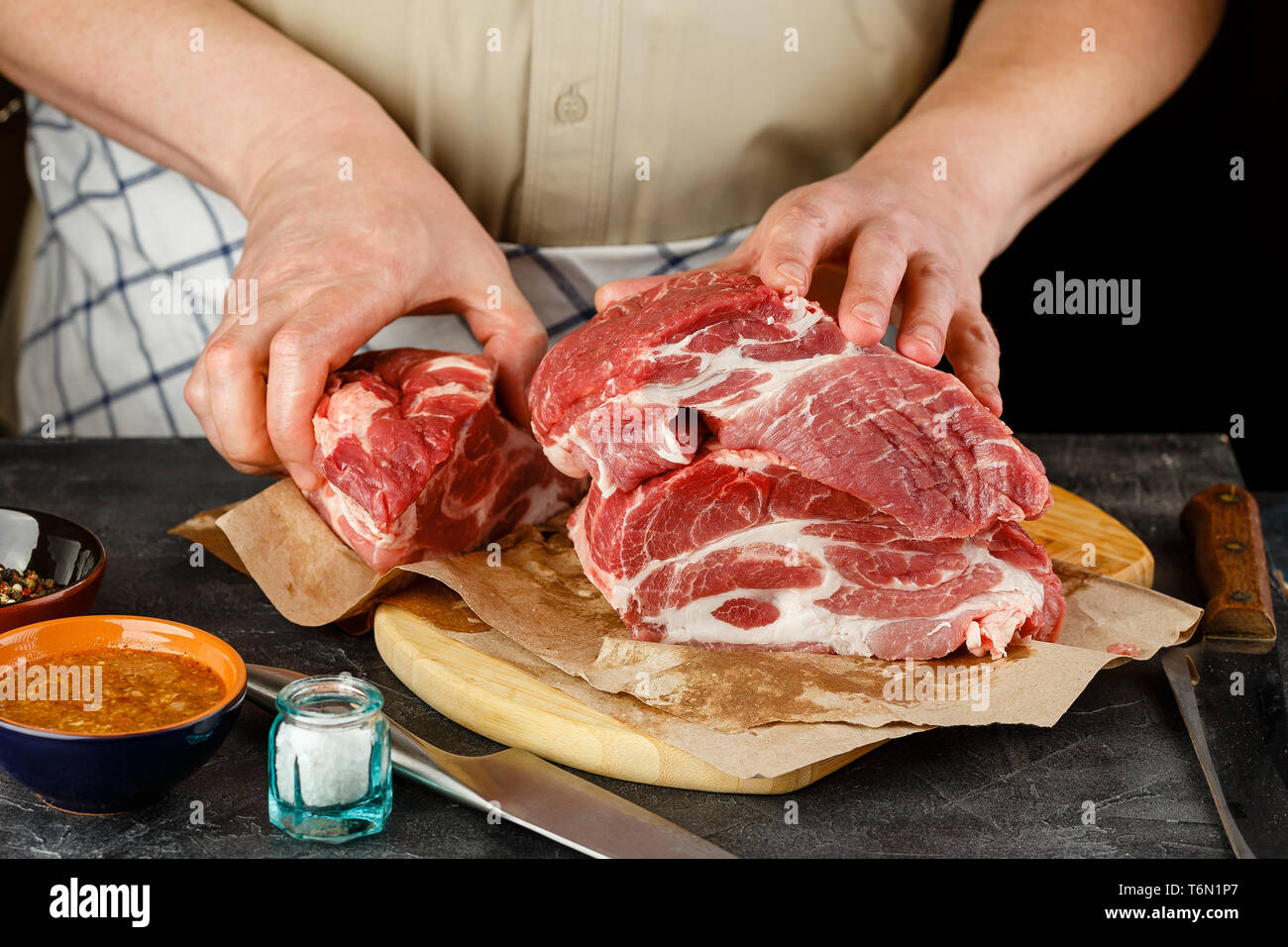 Stretta di mano maschio lama per tritare la carne di maiale Foto Stock