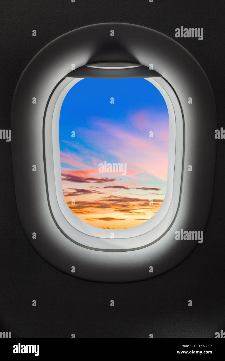 Cielo di tramonto nella finestra di aeroplano Foto Stock