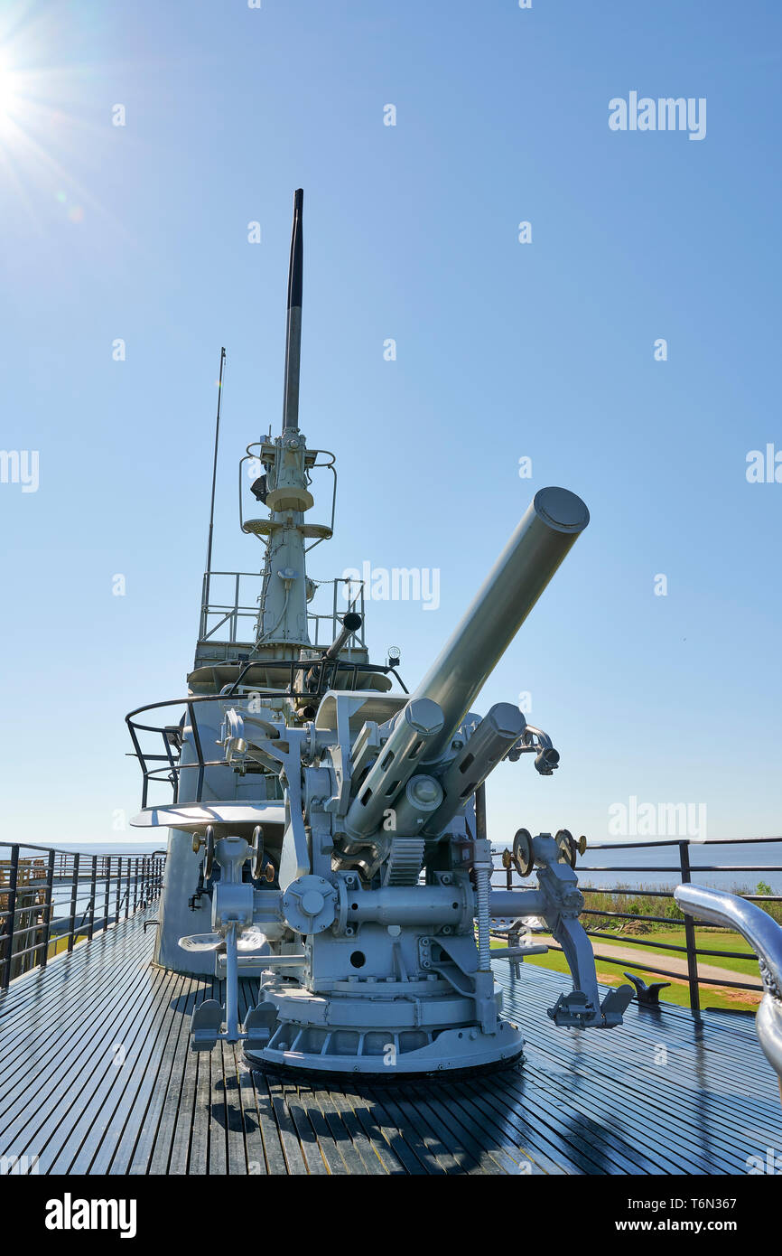 Ponte della USS tamburo, una seconda guerra mondiale classe Gato sottomarino, mostrando la conning tower e l'avanti di cinque (5) pollici pistola e 40mm Bofors in Mobile in Alabama, Stati Uniti d'America. Foto Stock