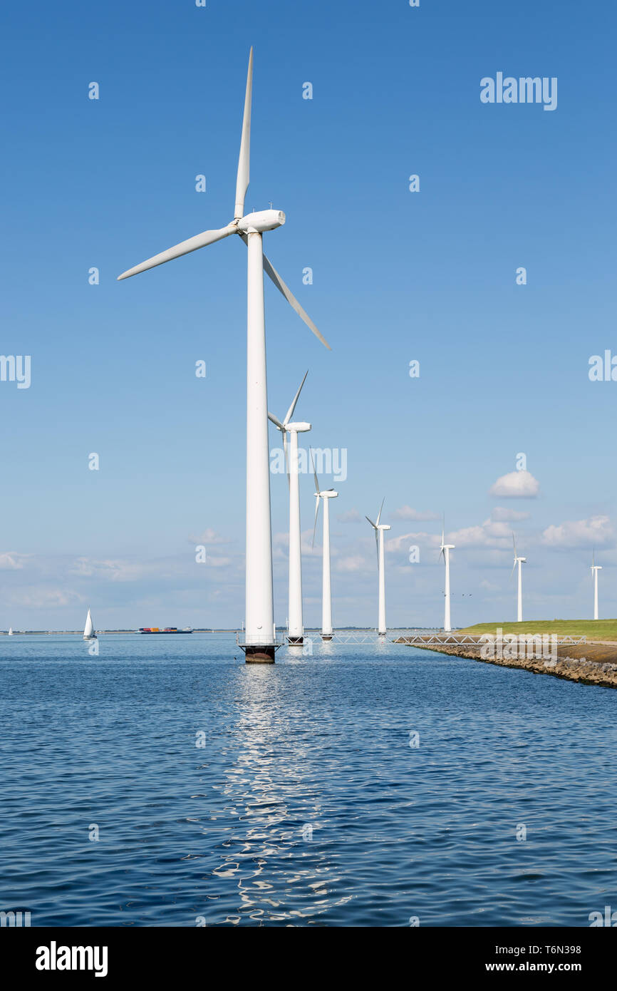 Le turbine eoliche lungo la costa olandese vicino Urk Foto Stock