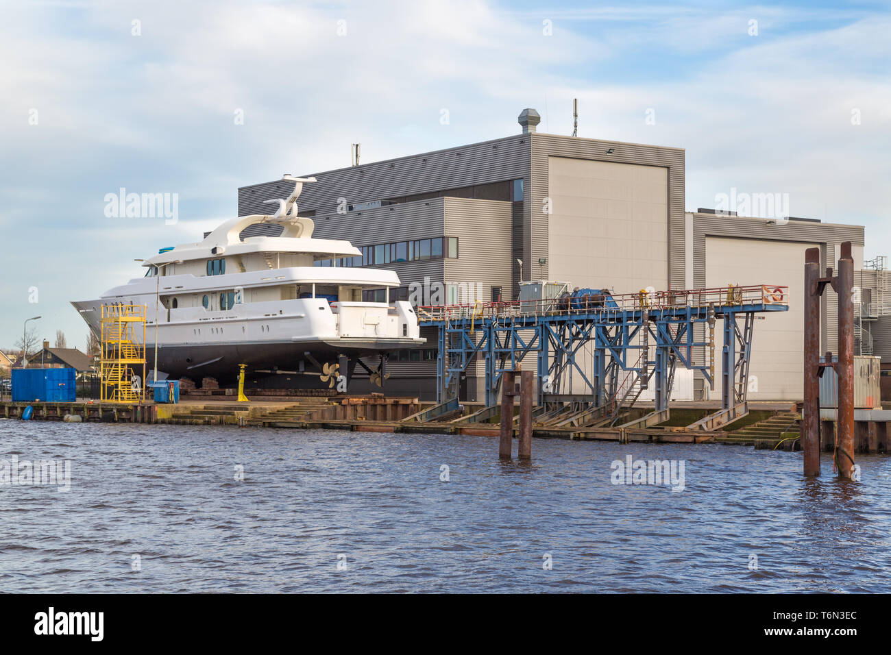 Crociera di Lusso imbarcazione in un cantiere navale nei Paesi Bassi Foto Stock