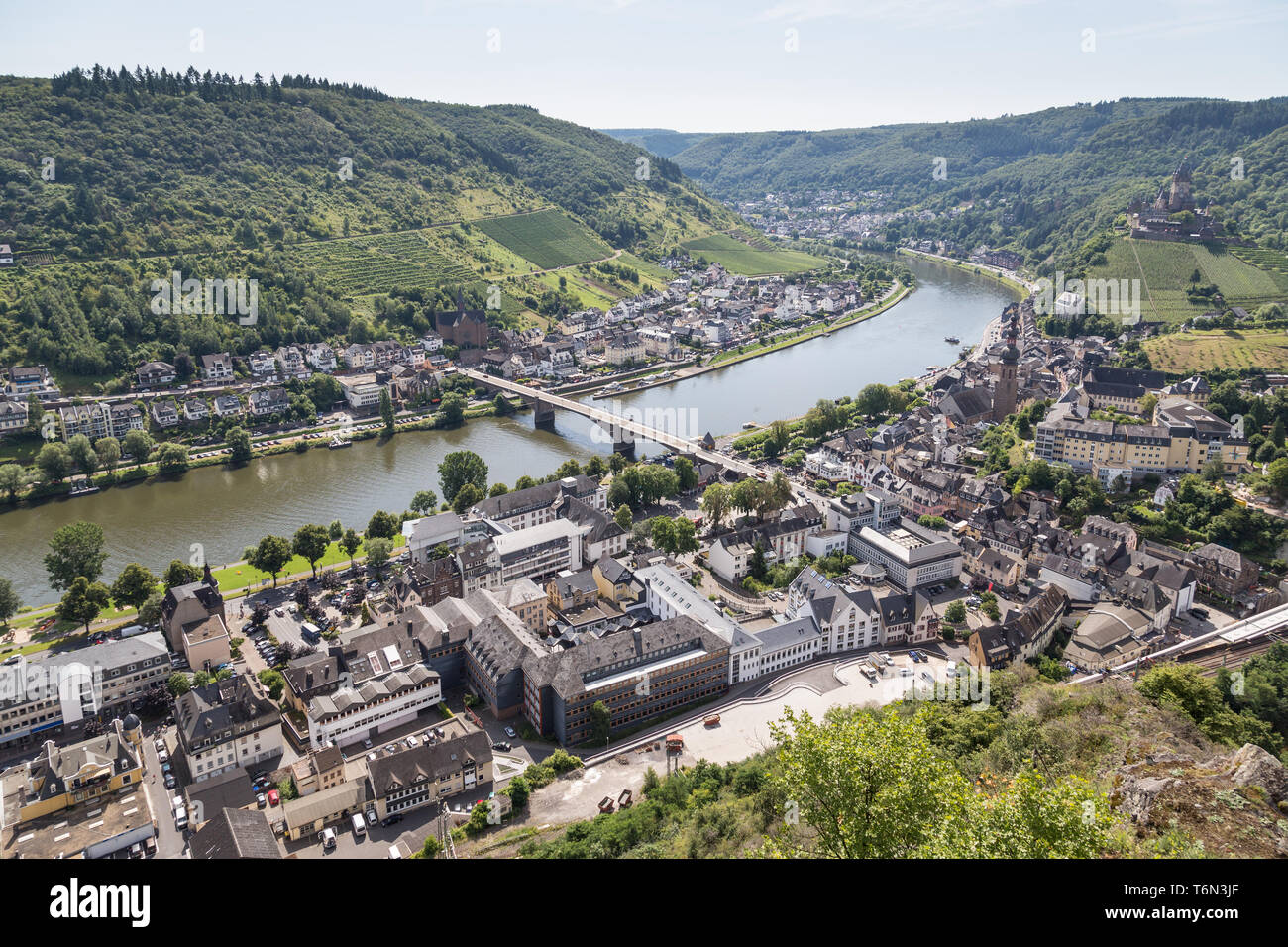 Vista aerea della città tedesca di Cochem lungo il fiume Moselle Foto Stock