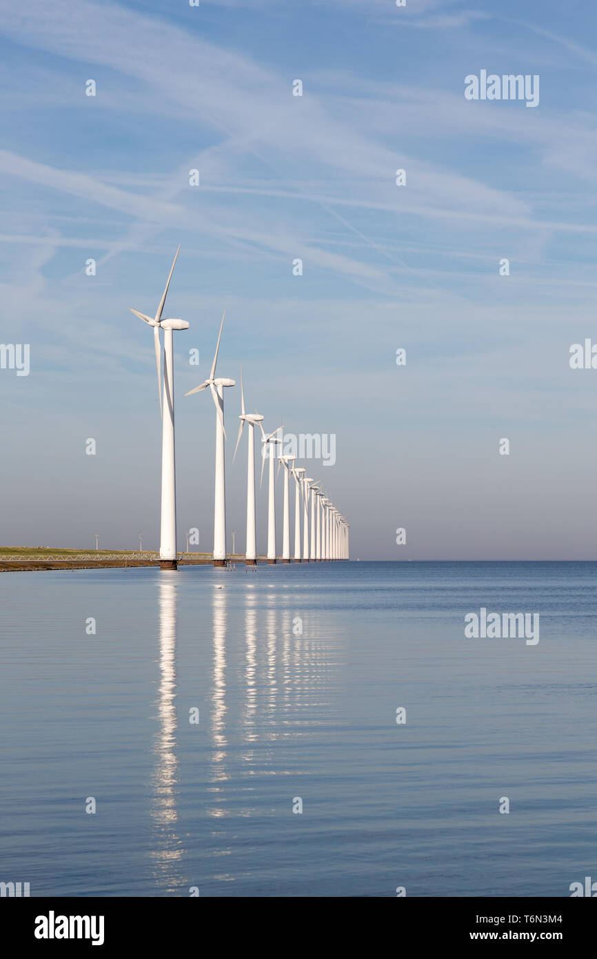 Olandese sulle turbine eoliche offshore in un mare calmo Foto Stock