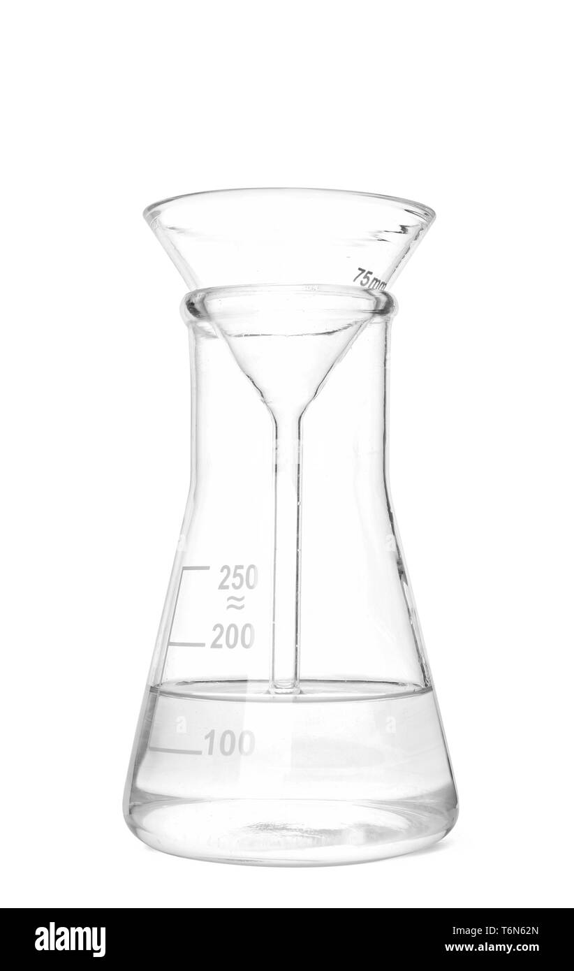 Matraccio conico con un liquido e l'imbuto filtrante su sfondo bianco Foto Stock