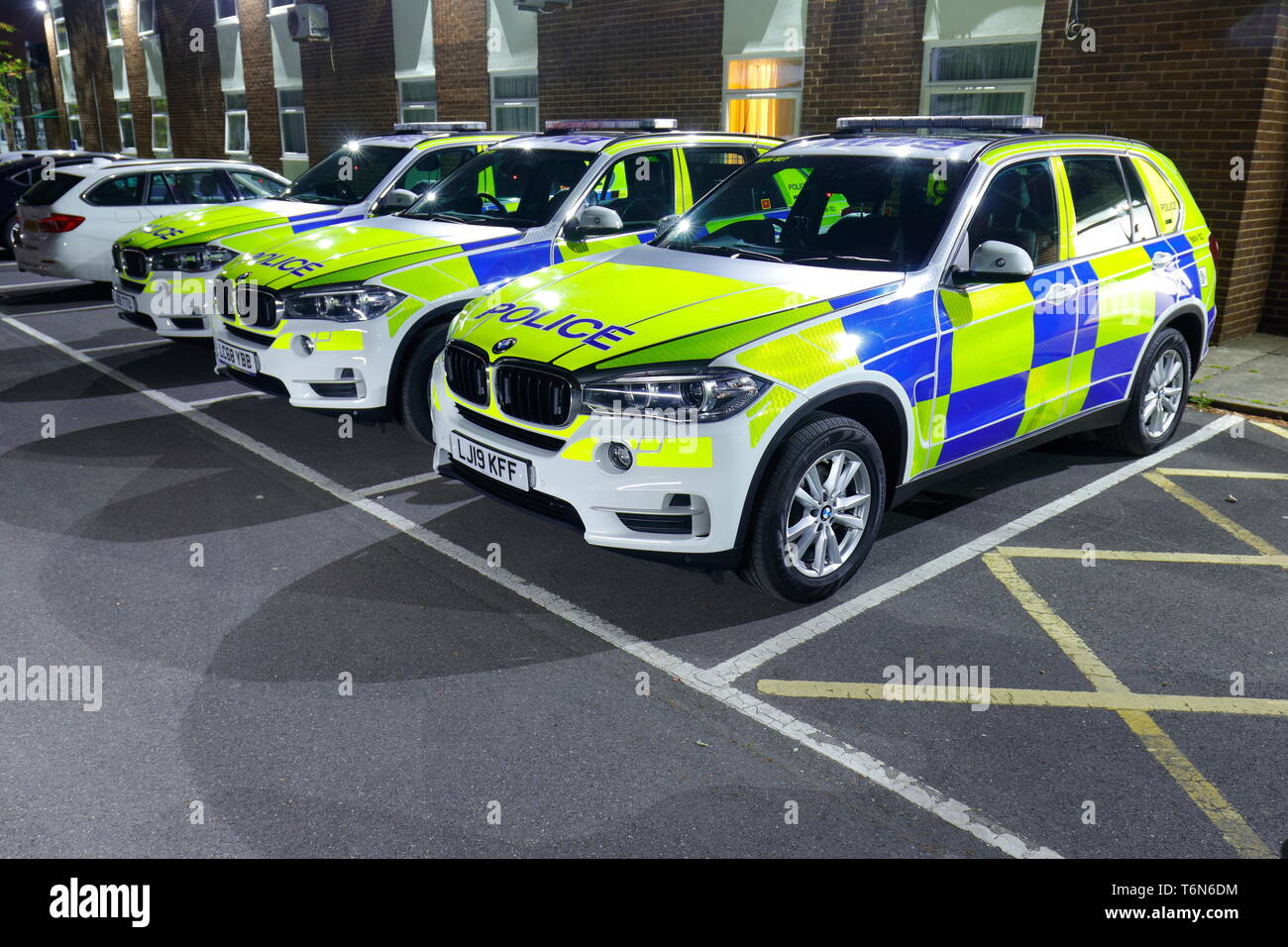 I veicoli della polizia utilizzati per accompagnare il Tour de Yorkshire Cycle Race sono parcheggiate fino al Holiday Inn a Garforth,Leeds. Foto Stock