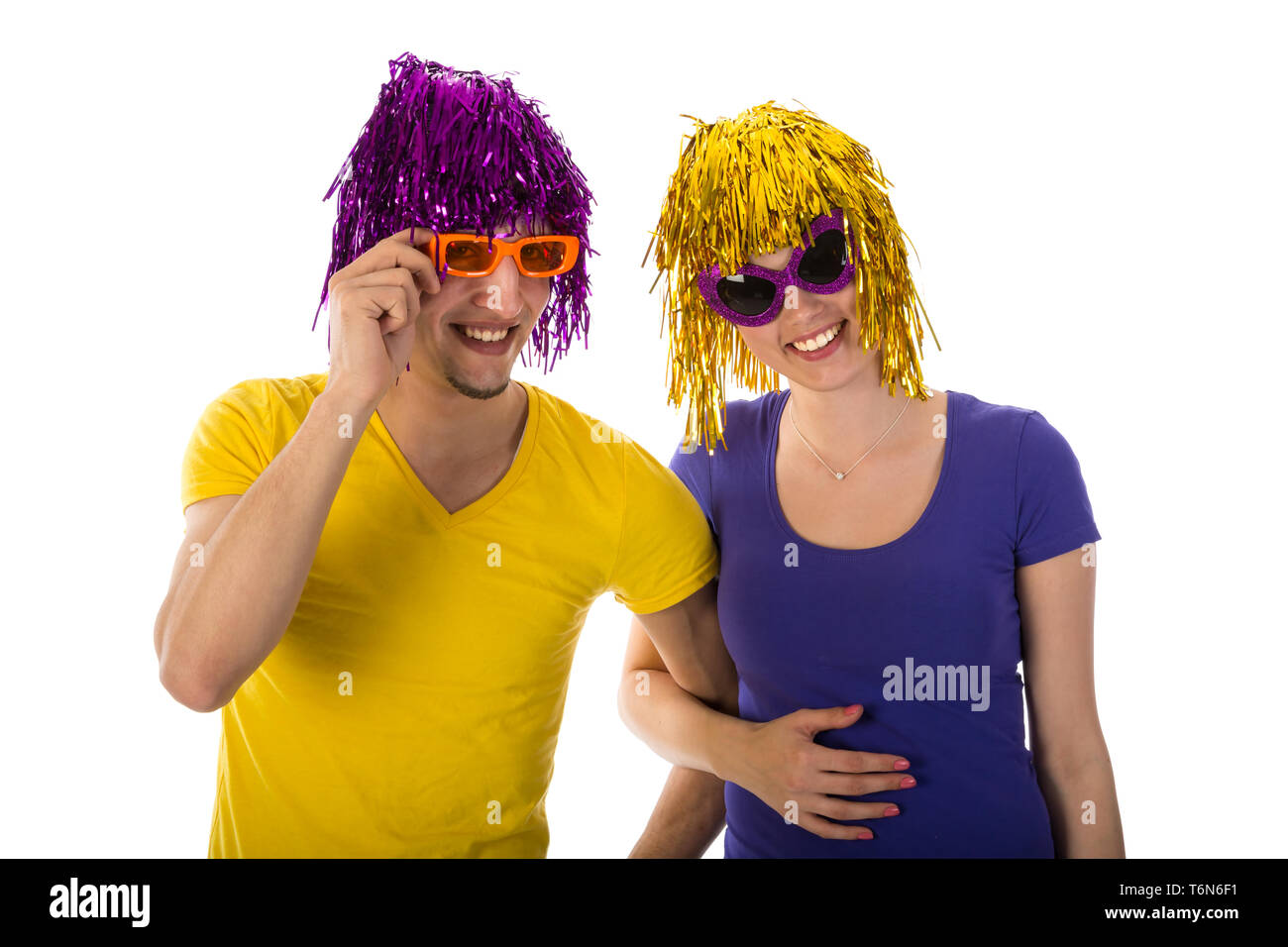 Uomo e donna con occhiali da sole e parrucche di carnevale Foto Stock