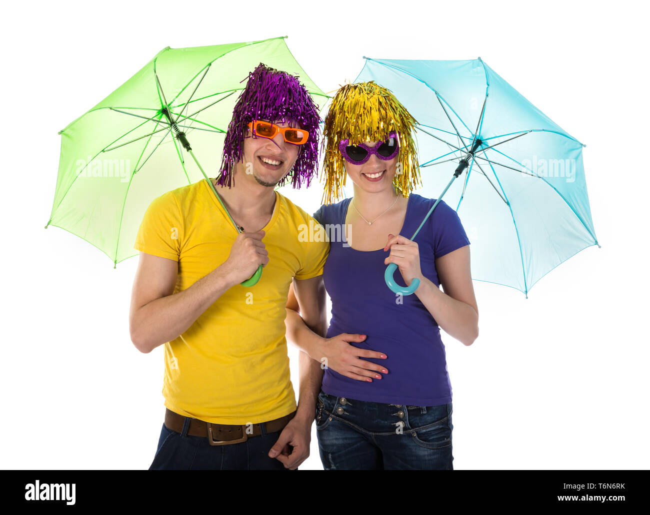Giovane con le parrucche, occhiali da sole e ombrelloni Foto Stock