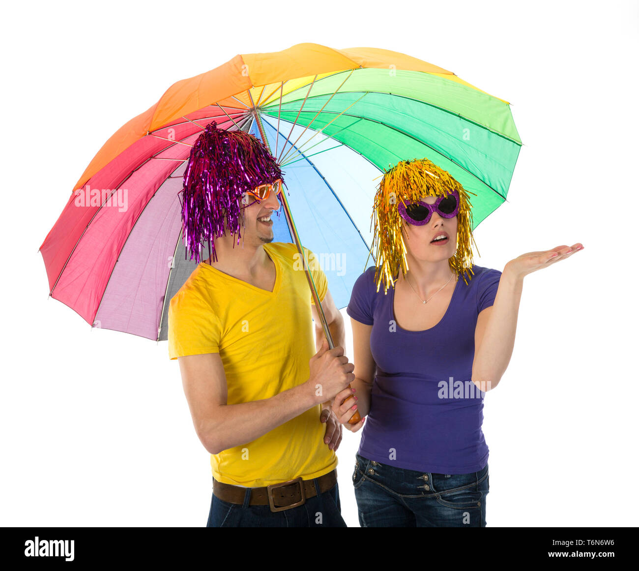 Funny vestito giovane con ombrellone in cerca di pioggia Foto Stock