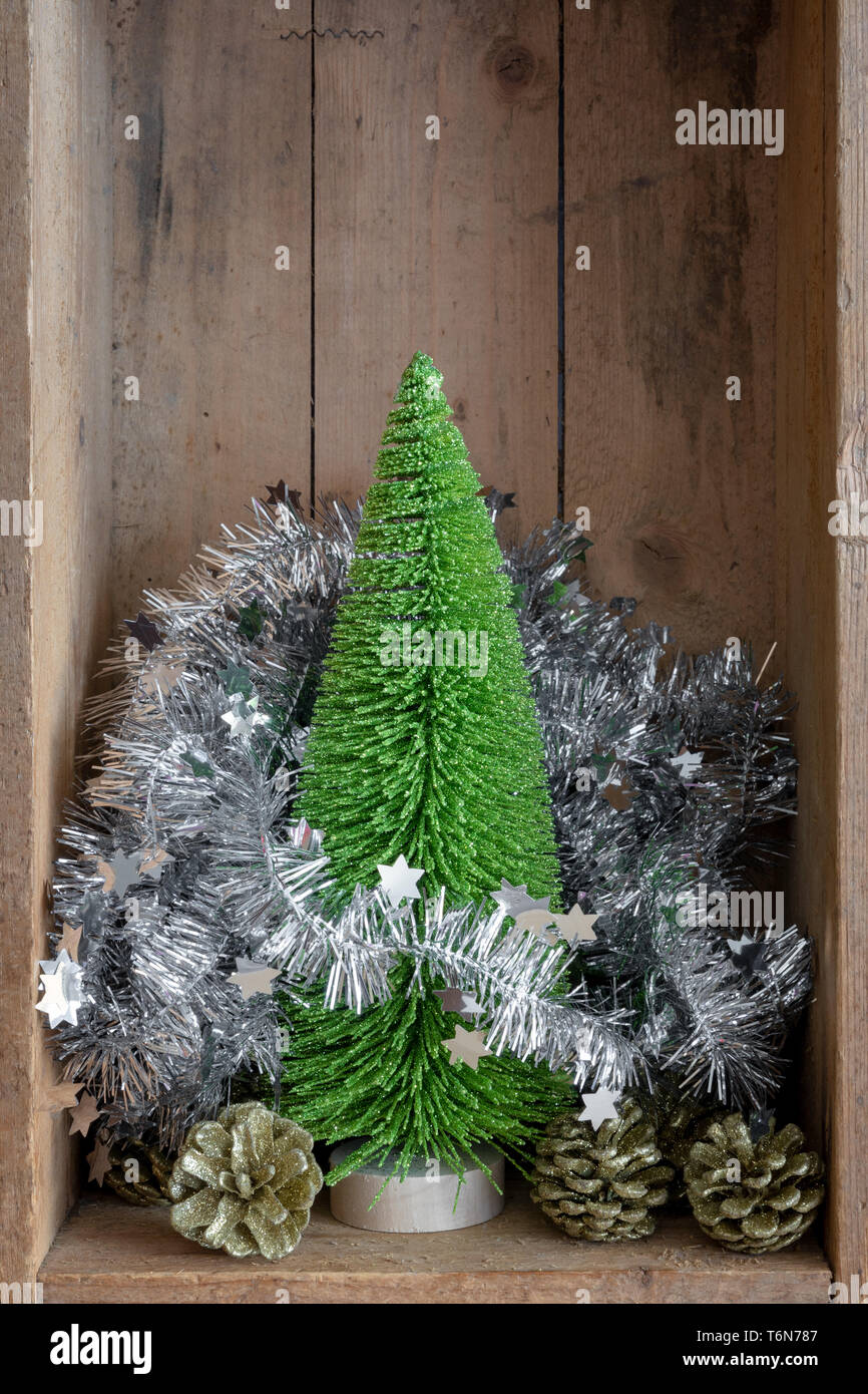 Decorazione di Natale pigna e albero in una scatola di legno sfondo Foto Stock