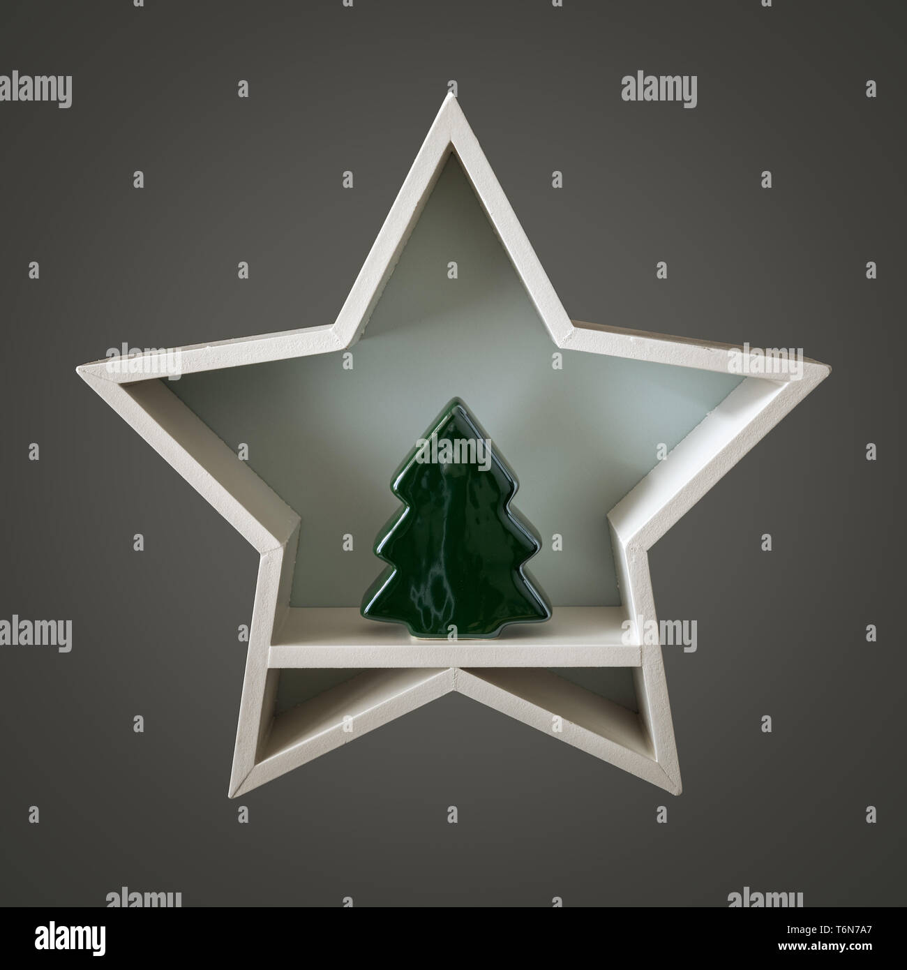 Decorazione di Natale stella bianca con albero figura all'interno Foto Stock