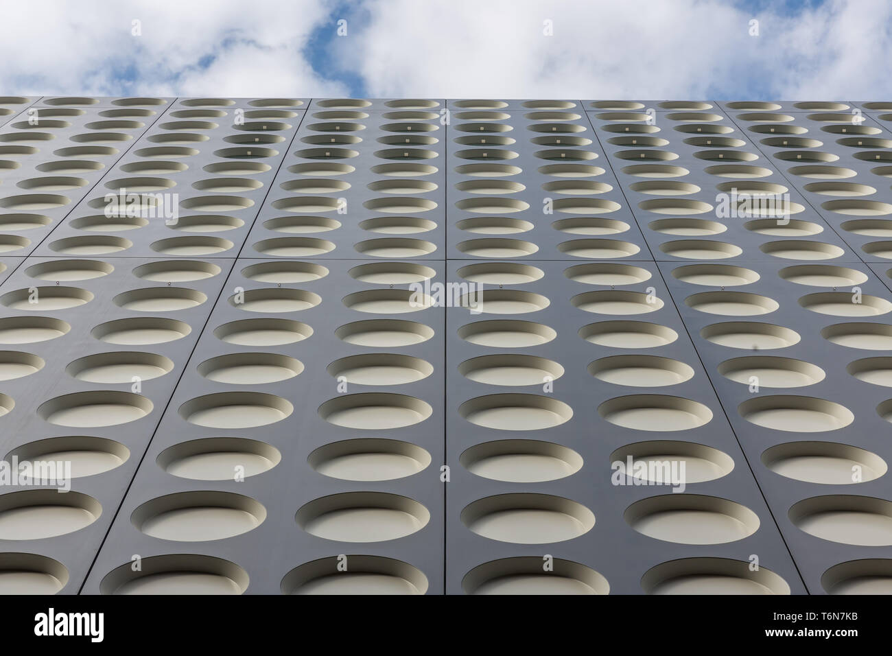 Facciata con uno schema simmetrico di un moderno edificio per uffici Foto Stock