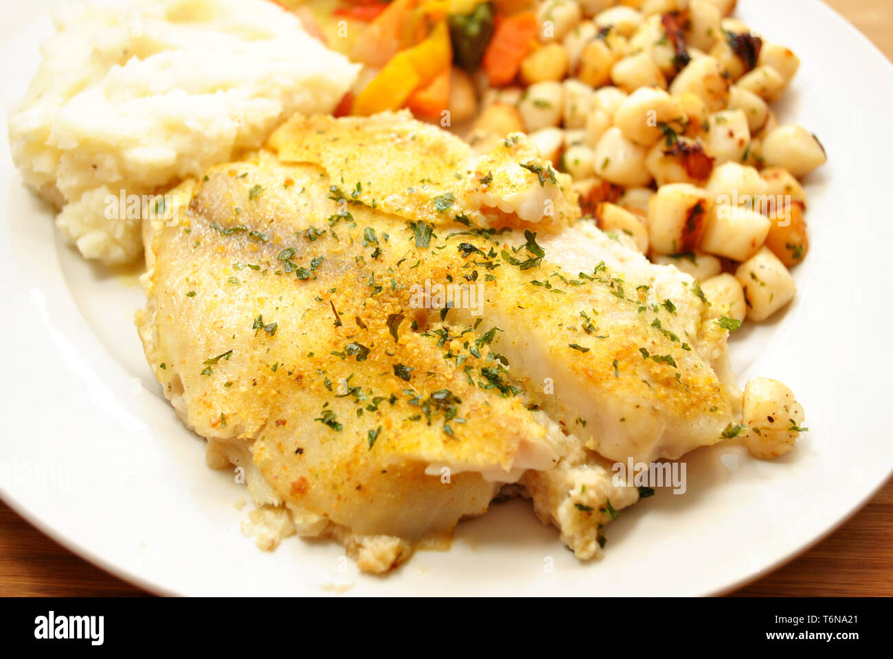 Bianco cotto al forno ripieni di pesce come un piatto di lato Foto Stock