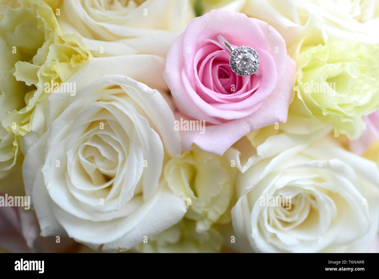 Close up di anelli di nozze sul mazzo di fiori Foto Stock