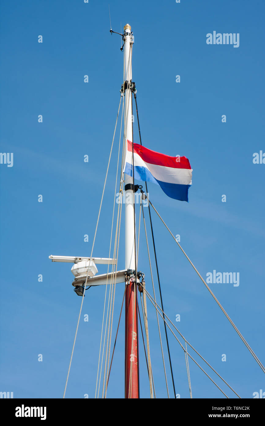 Bandiera olandese nella parte superiore di una nave a vela Foto Stock
