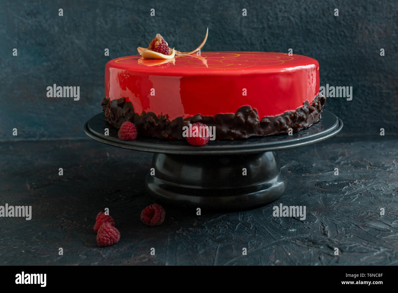 Mousse di moderna torta con smalto rosso e lampone. Foto Stock