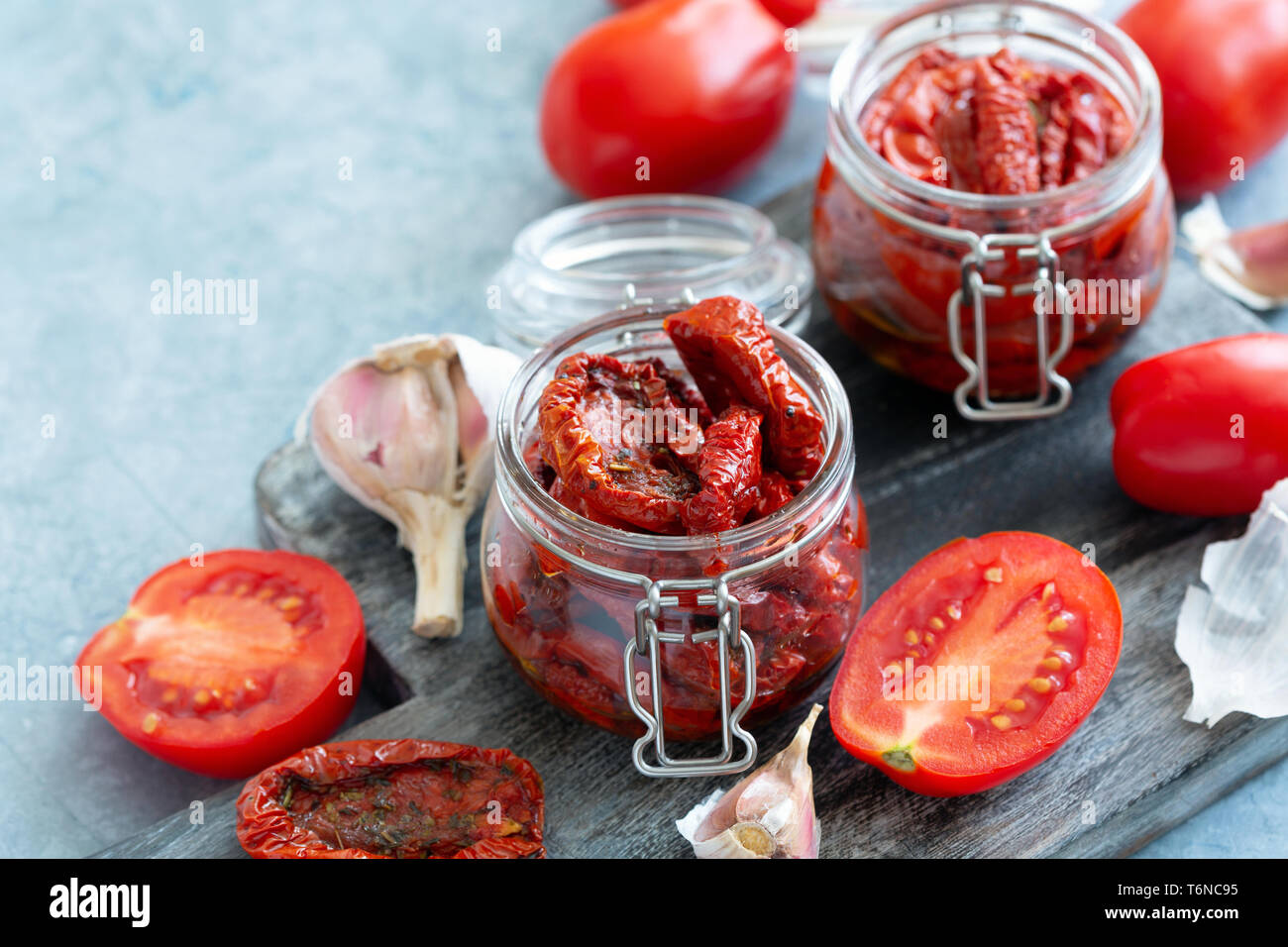 Pomodori secchi con erbe e olio di oliva in vaso. Foto Stock