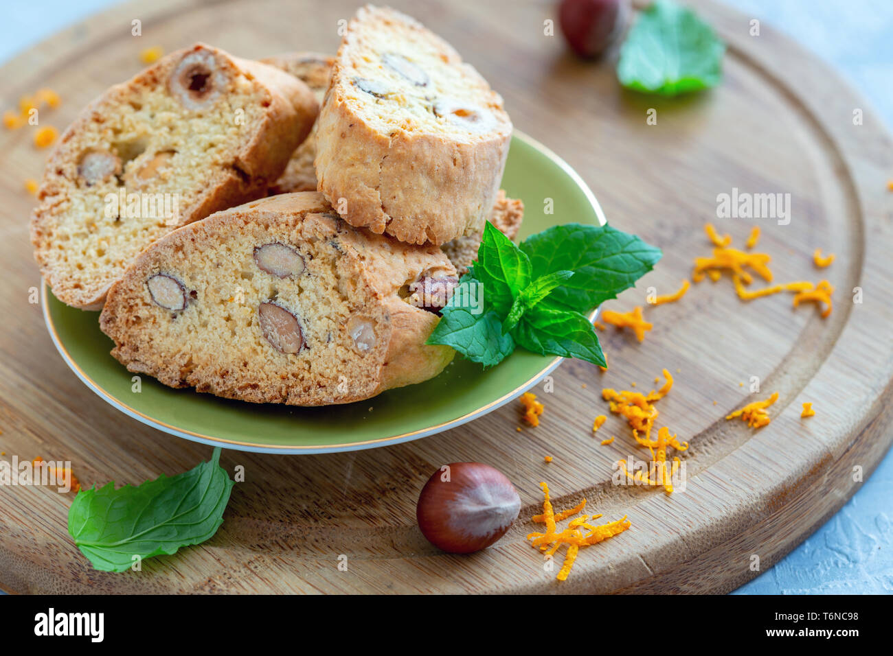 Biscotti italiani biscotti con dadi e la scorza di arancia. Foto Stock
