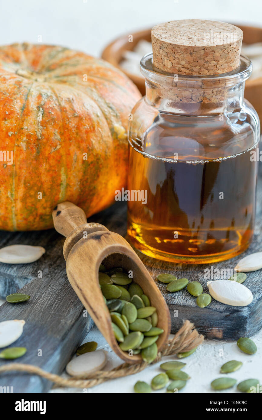 I semi di zucca olio pressato a freddo in bottiglia di close-up. Foto Stock