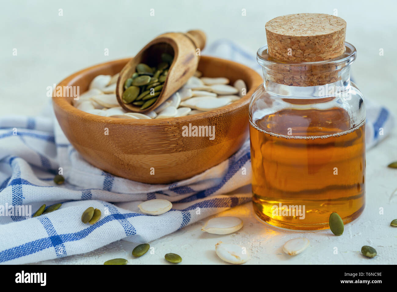 Bottiglia con i semi di zucca olio. Foto Stock