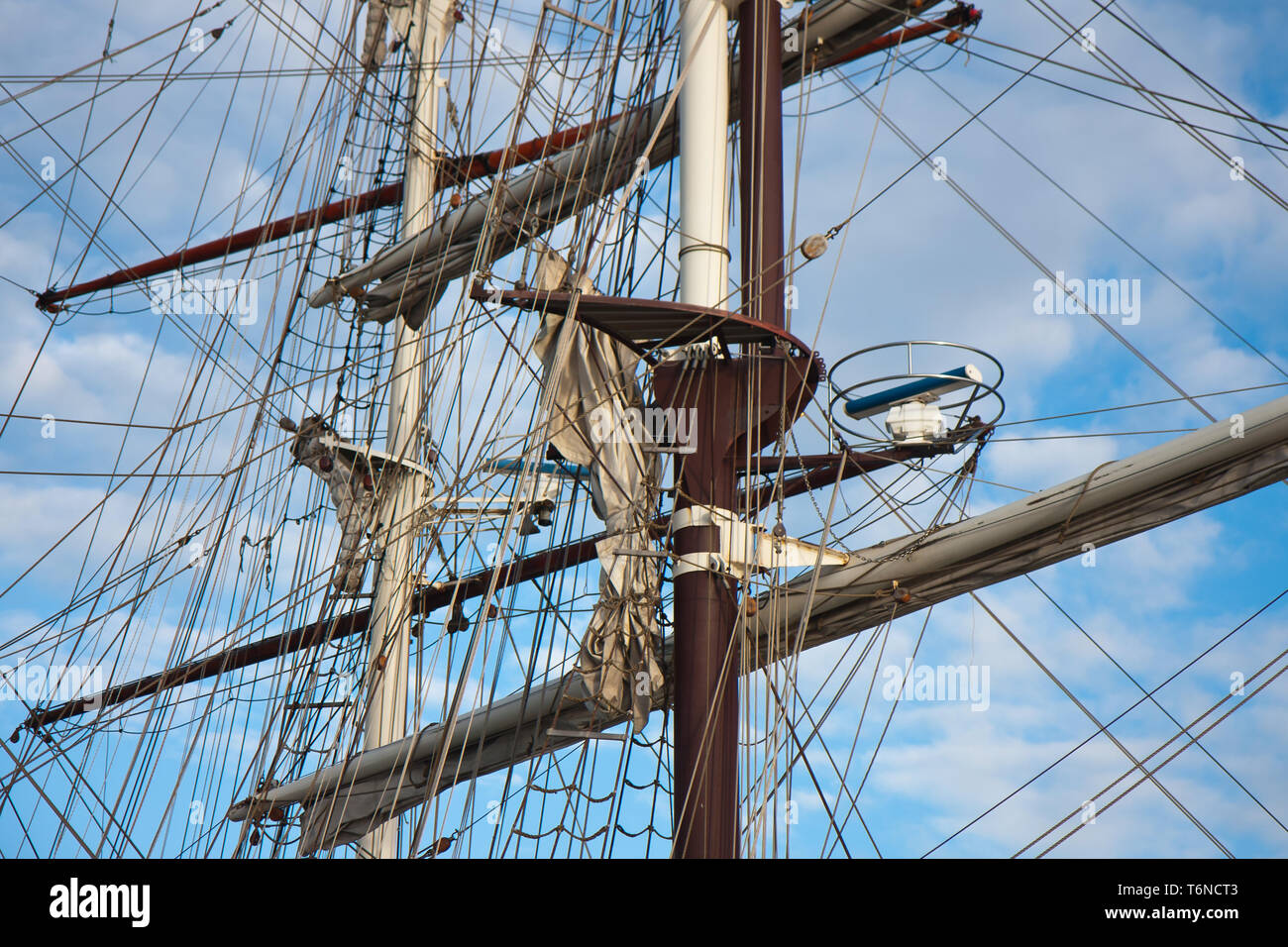 I montanti con armamento di due navi a vela Foto Stock