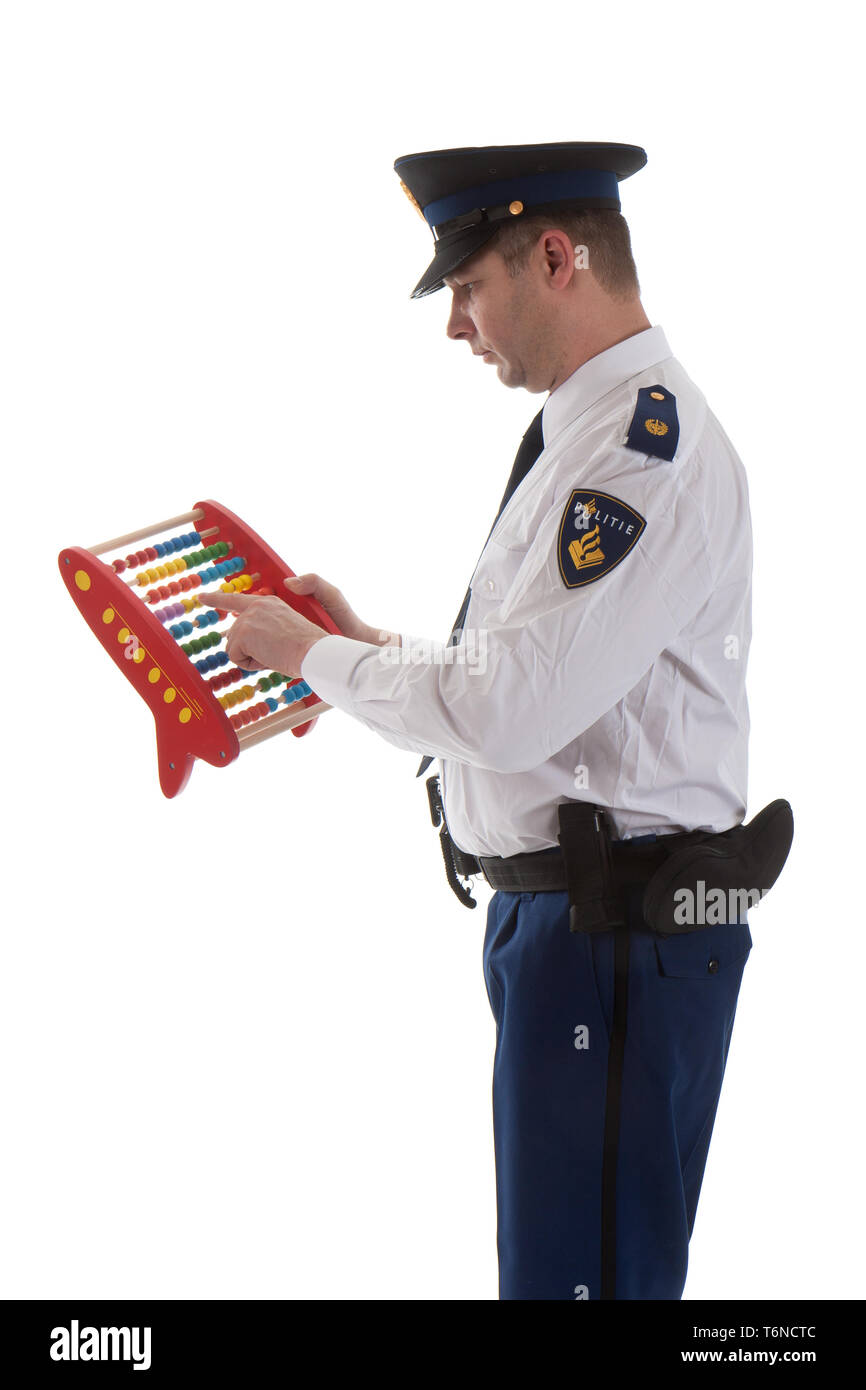 Dutch funzionario di polizia è il conteggio con abacus su sfondo bianco Foto Stock