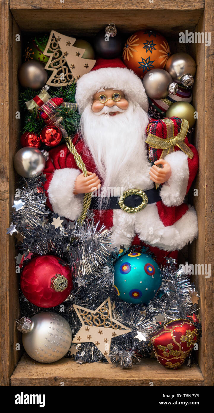Santa Claus bambola in una scatola di legno con decorazione di Natale Foto Stock