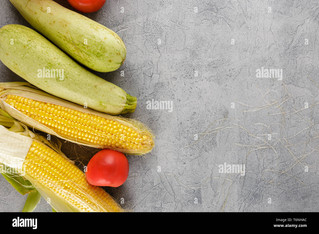 Sfondo di verdure mais, pomodori, zucchine Foto Stock