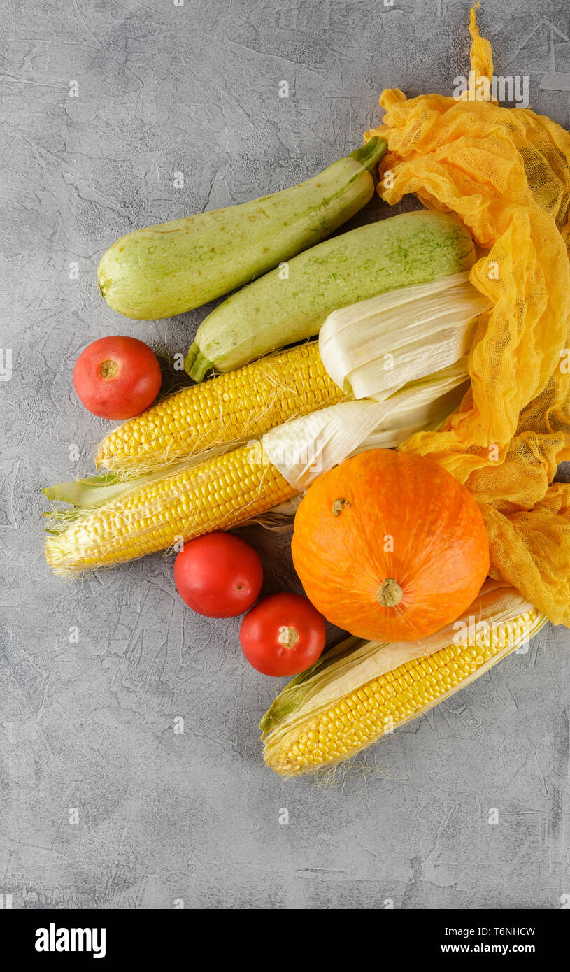 Sfondo di verdure mais, pomodori, zucchine Foto Stock