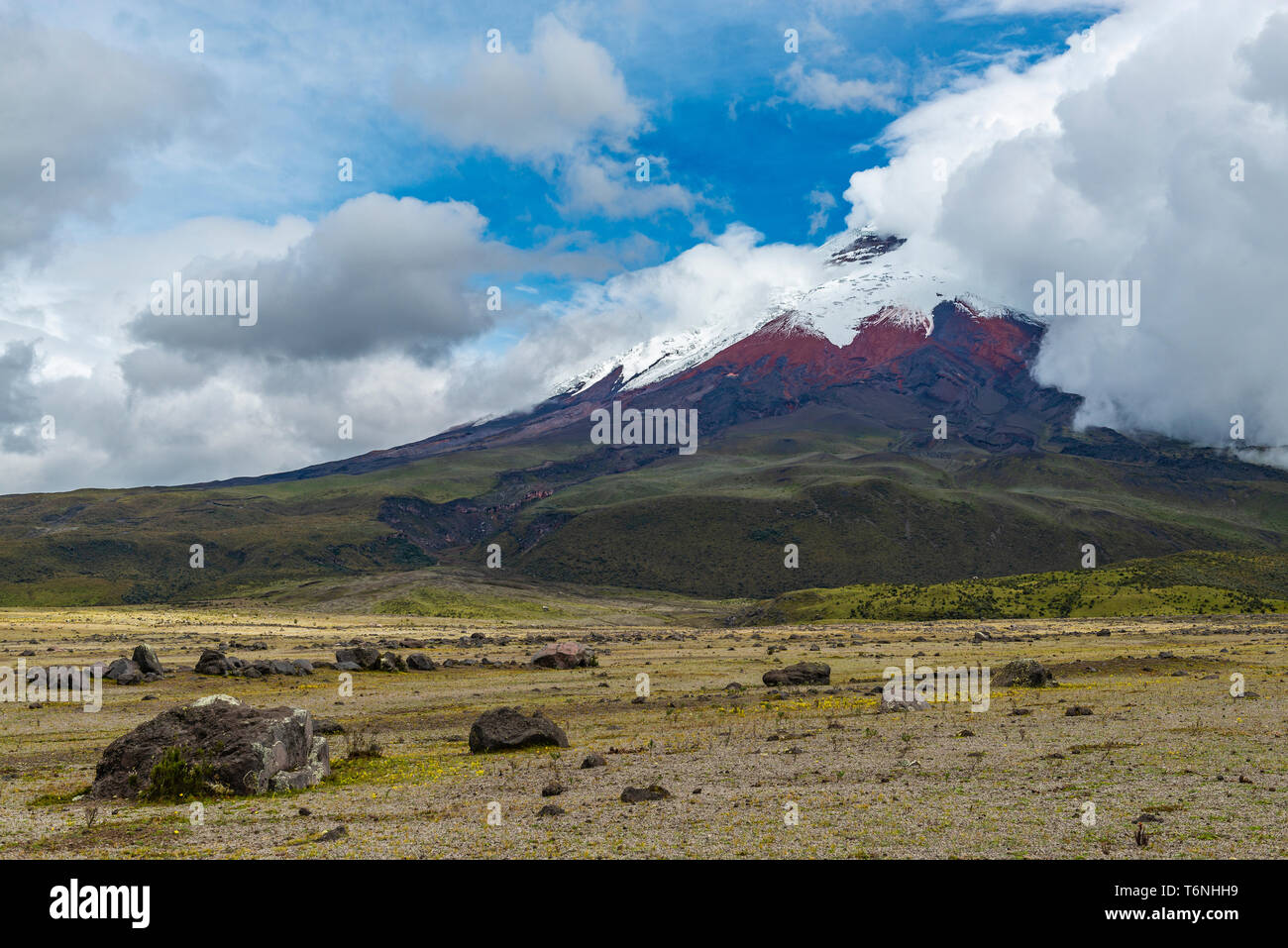 La maestosa cima del vulcano Cotopaxi nella Cordigliera delle Ande, Parco Nazionale Cotopaxi, Quito, Ecuador. Foto Stock