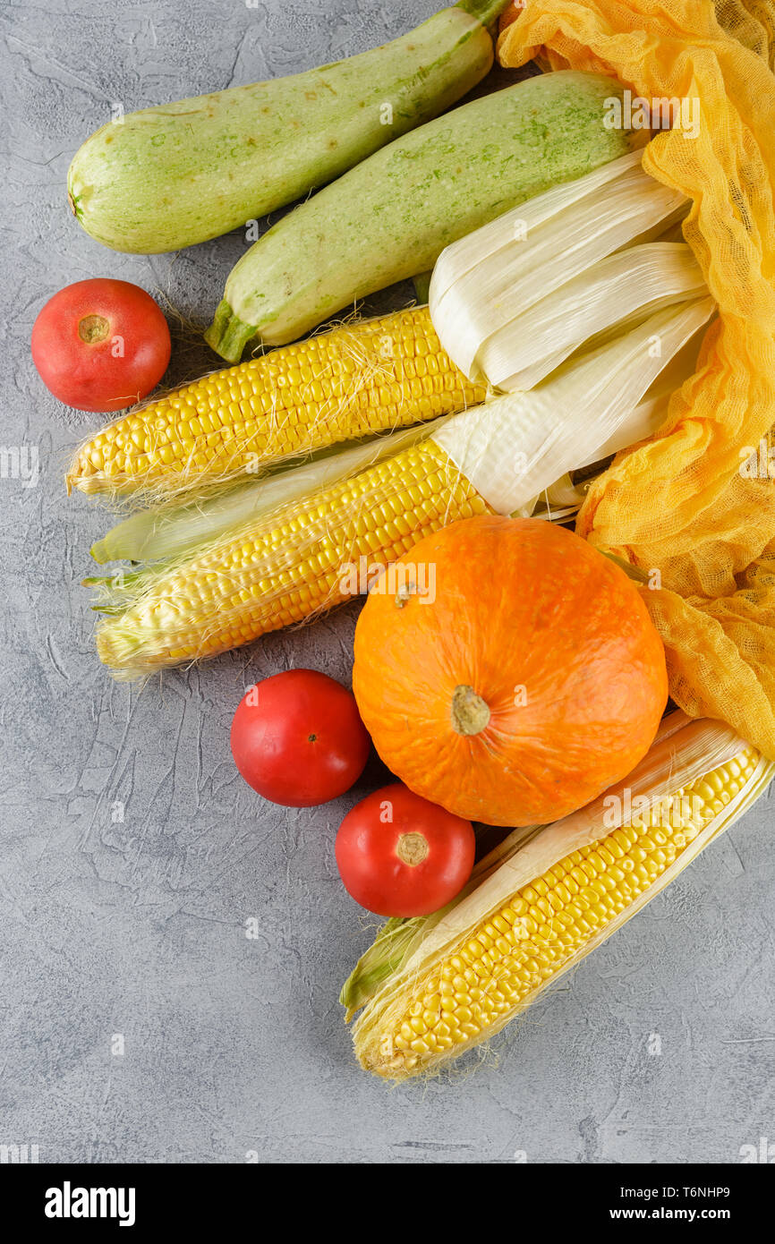 Sfondo di verdure mais, pomodori, zucchine Foto Stock