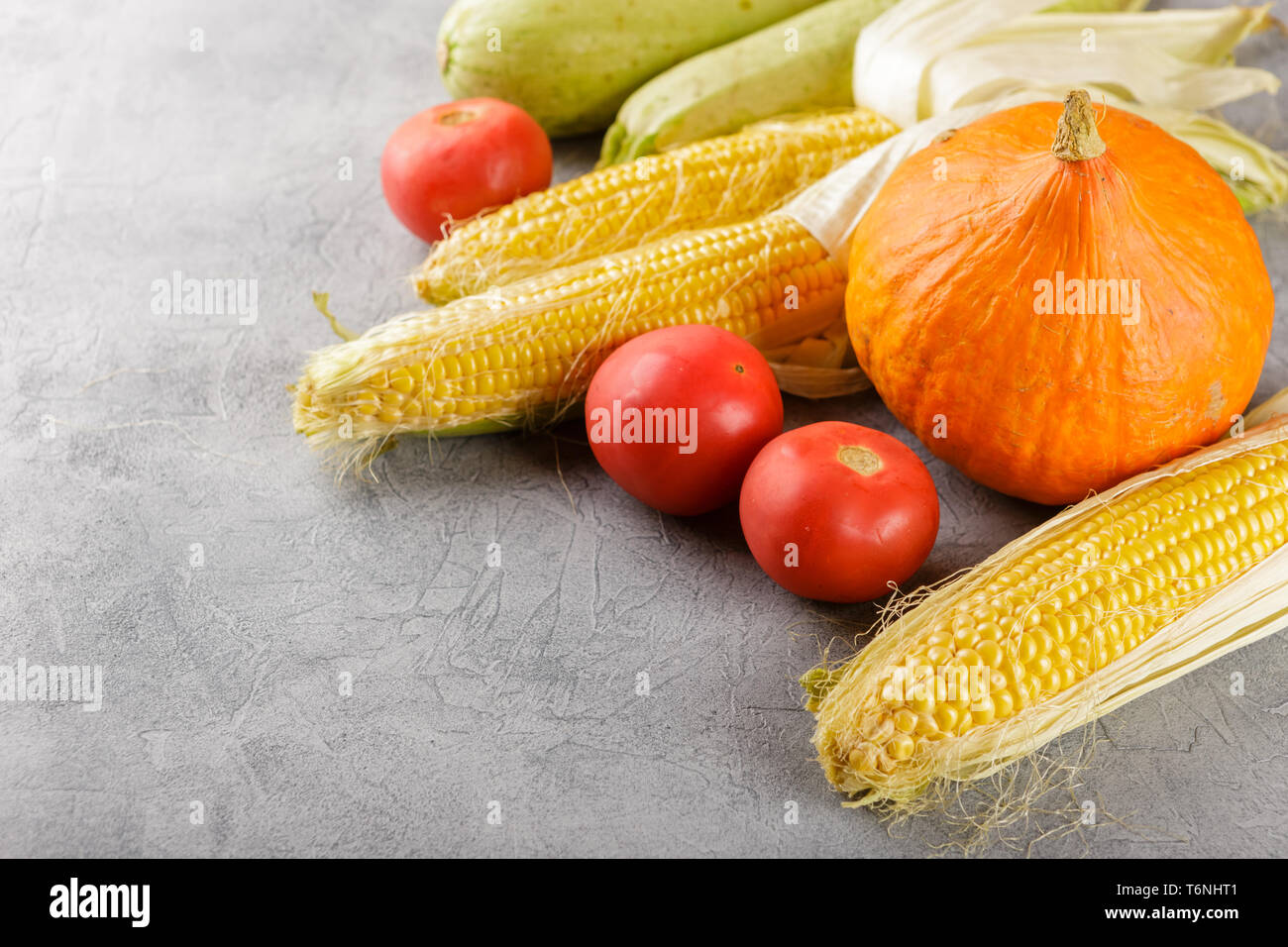 Sfondo di verdure mais, pomodori, zucchine Foto Stock