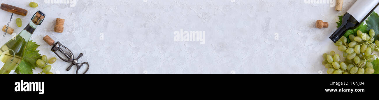 Bottiglie di vino bianco, uva, tappi e cavatappi. Foto Stock