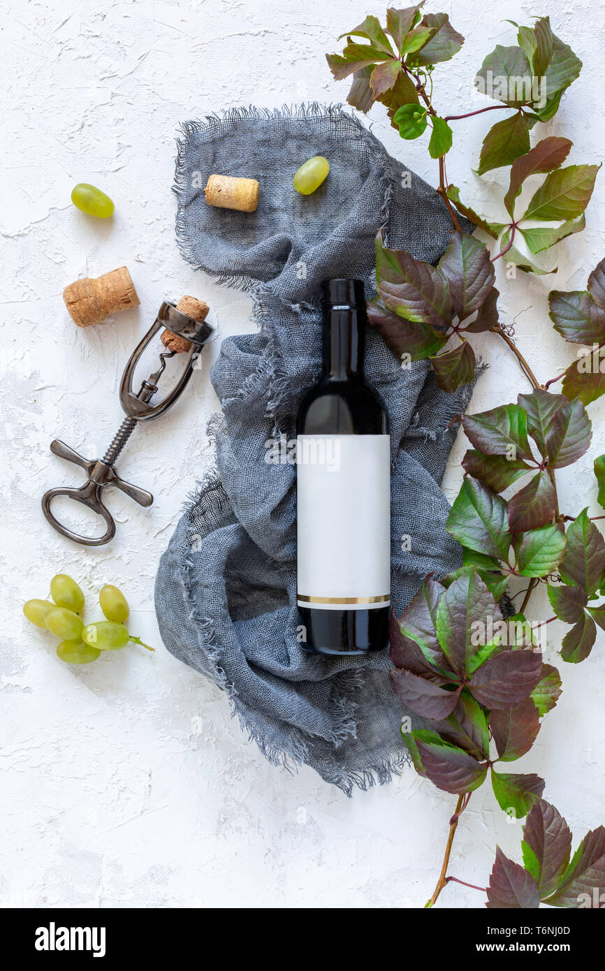 Bottiglia di vino, cavatappi e uva. Foto Stock