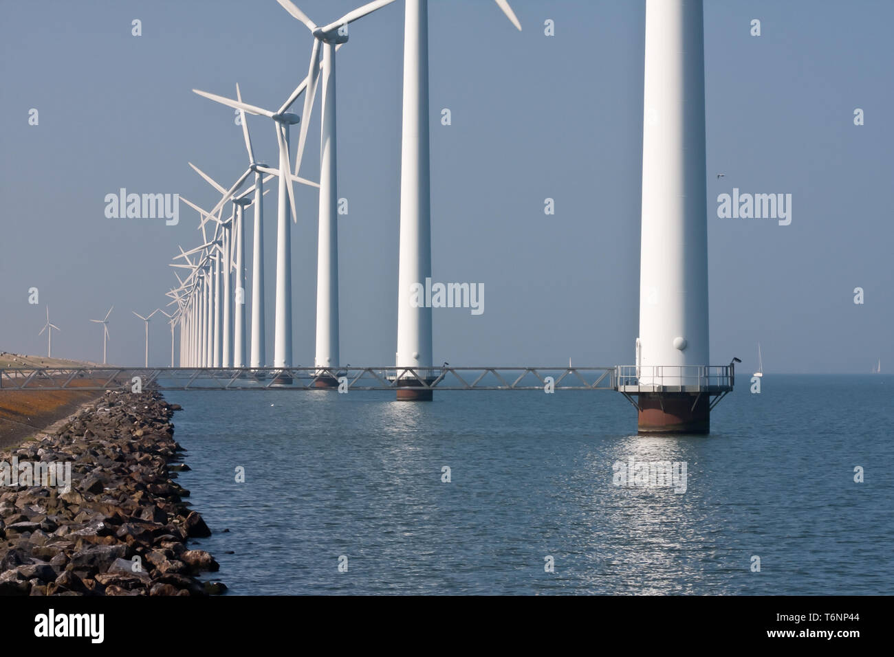 Fila di mulini a vento in piedi nel mare olandese Foto Stock