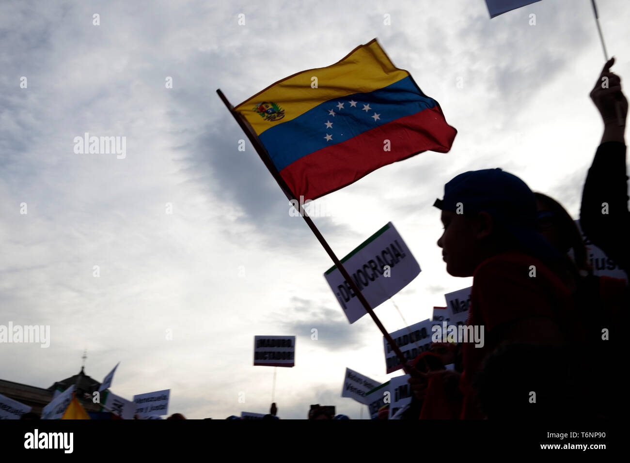 Manifestanti hanno visto con le bandiere del Venezuela durante la protesta. Centinaia di esuli Venezuelana in Spagna sono concentrati nella Plaza de Colón di Madrid. Essi chiedono la fine del mandato di Nicolas Maduro in modo che Juan Guaidó può condurre il processo di elezioni libere e democratiche. Foto Stock