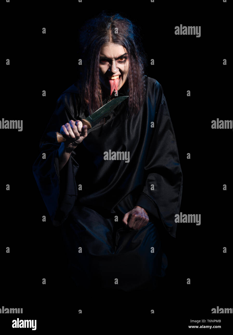 Scary witch isolata senza voodoo doll versione Foto Stock