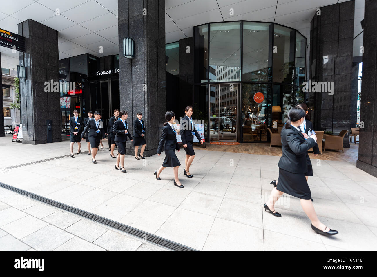 Tokyo, Giappone - 1 Aprile 2018: Kyobashi Edogrand moderno centro business edificio con architettura ingresso e molte giovani donne imprenditrici a piedi Foto Stock