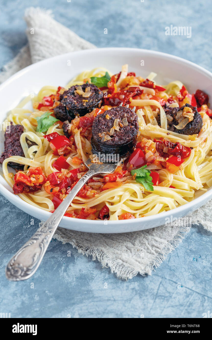 La pasta italiana con salsa di pomodoro e salsicce di sangue. Foto Stock