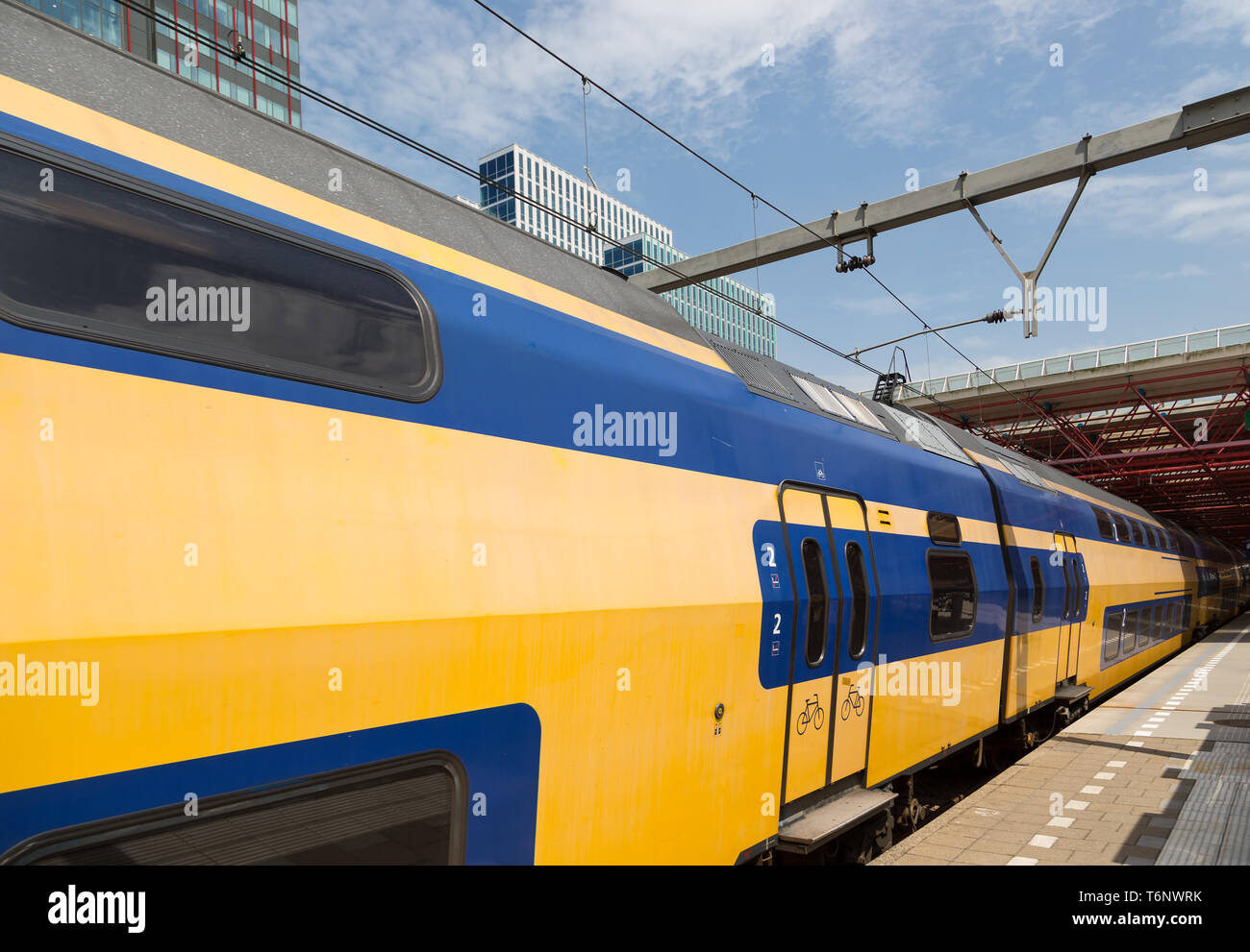 Dutch double decker treno è di lasciare una stazione Foto Stock