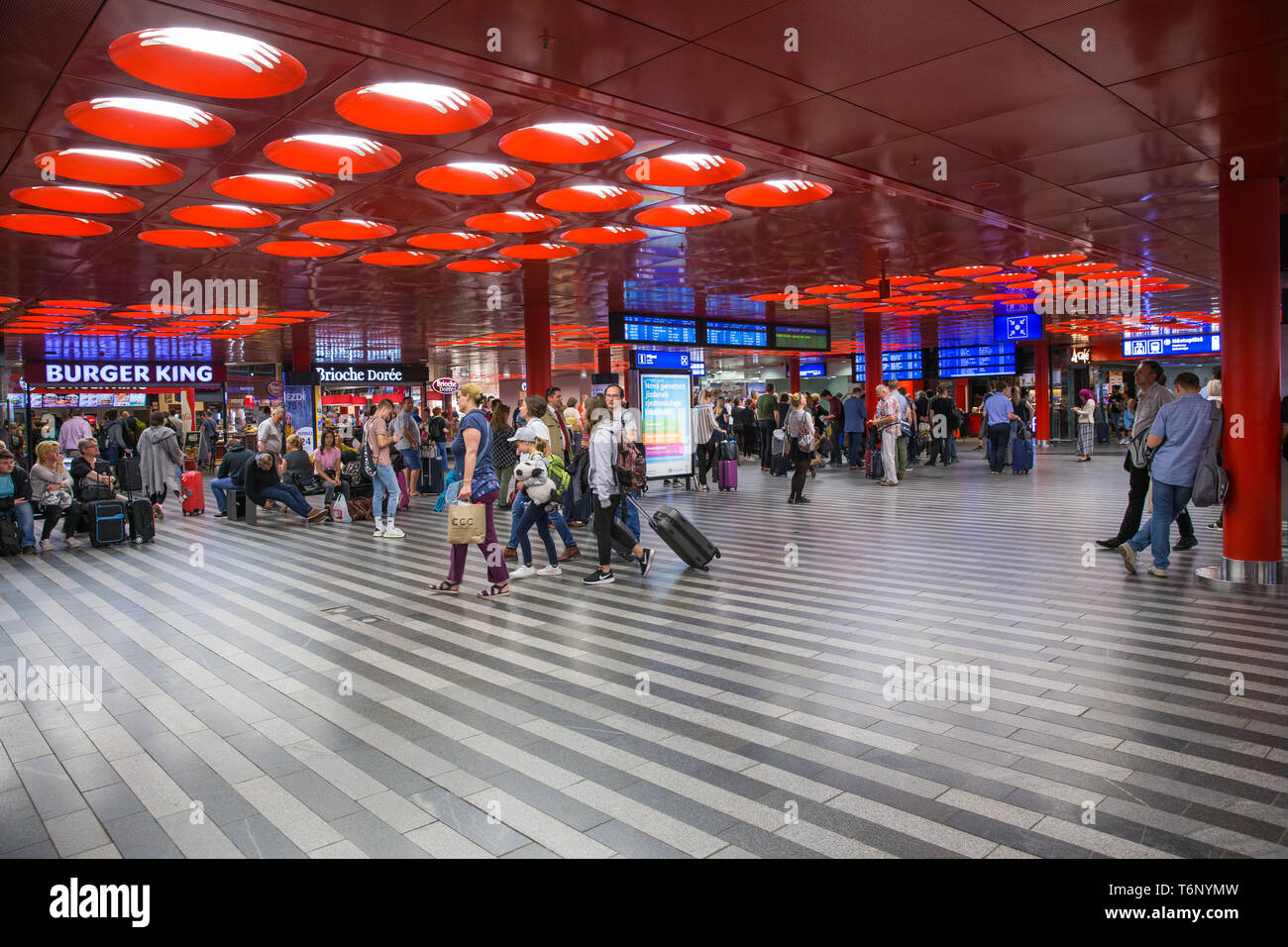 Città di Praga, Repubblica Ceca. Treno di Praga in sala d'attesa. Turisti e abitanti della città. Foto di viaggio 2019. 25. Aprile Foto Stock