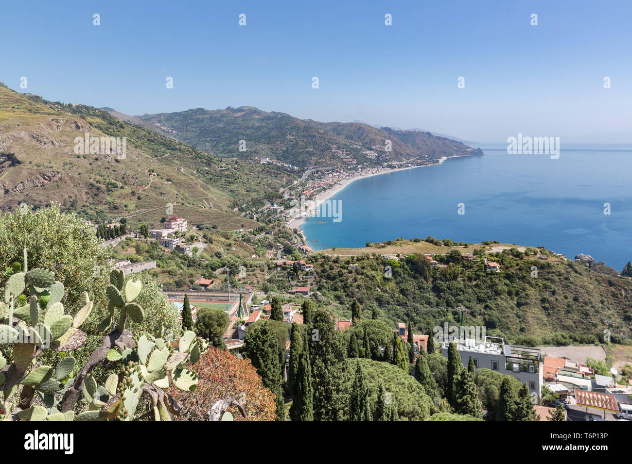 Vista aerea costa siciliana vicino a Taormina in Italia Foto Stock