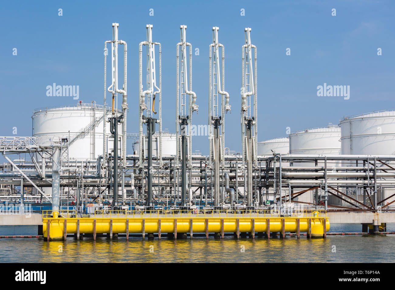 Porto di Mare con apparecchiature di trasbordo per le petroliere Foto Stock