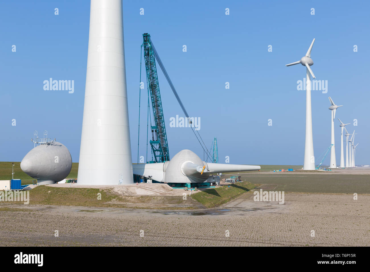 Terreni agricoli olandese con sito in costruzione ner turbine eoliche Foto Stock