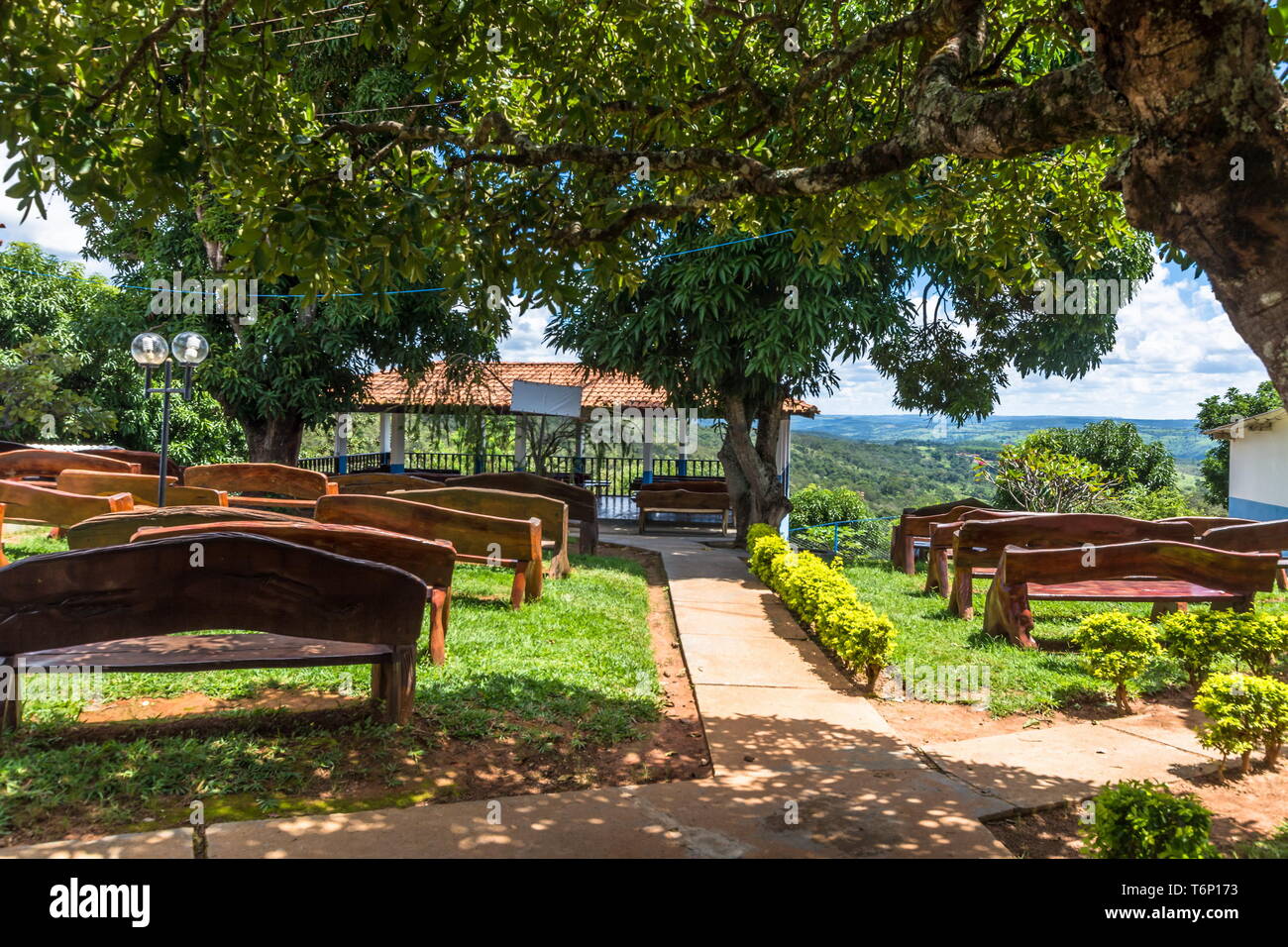 Abadiania, Goias, Brasile - 30 Marzo 2019: Casa de Dom Inácio de Loyola, Abadiania, Goias, Brasile meditazione posto esterno e il vuoto per le strade delle città Foto Stock