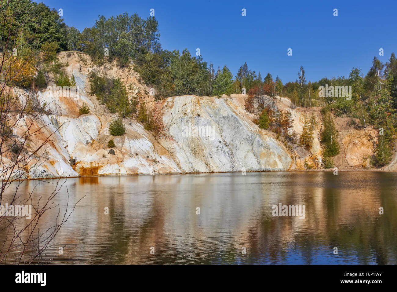 Nero lago artificiale e le colline come un risultato di estrazione e produzione di rame in Bor, Serbia Foto Stock