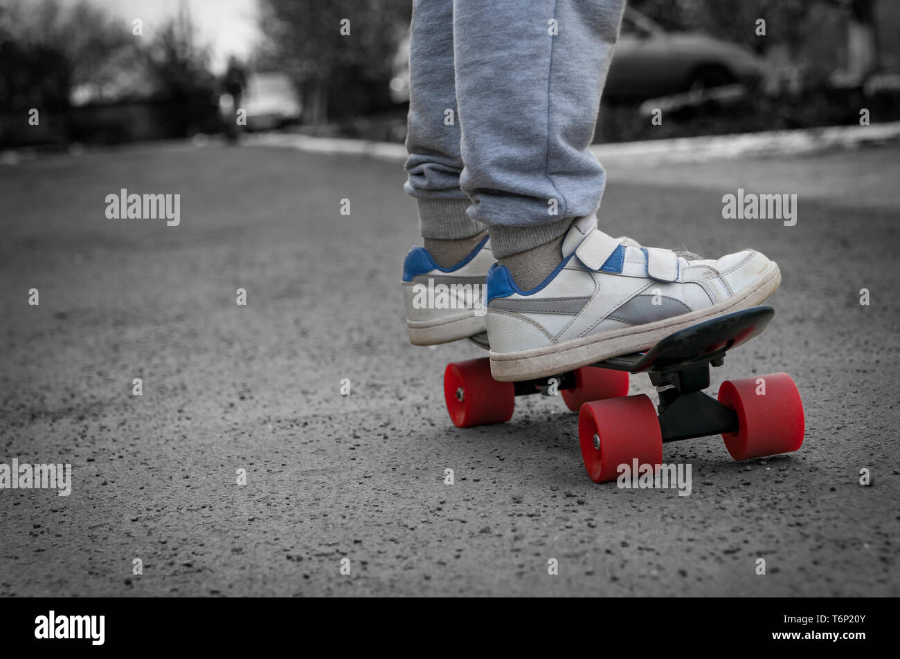 Giovane corse su skateboard Foto Stock