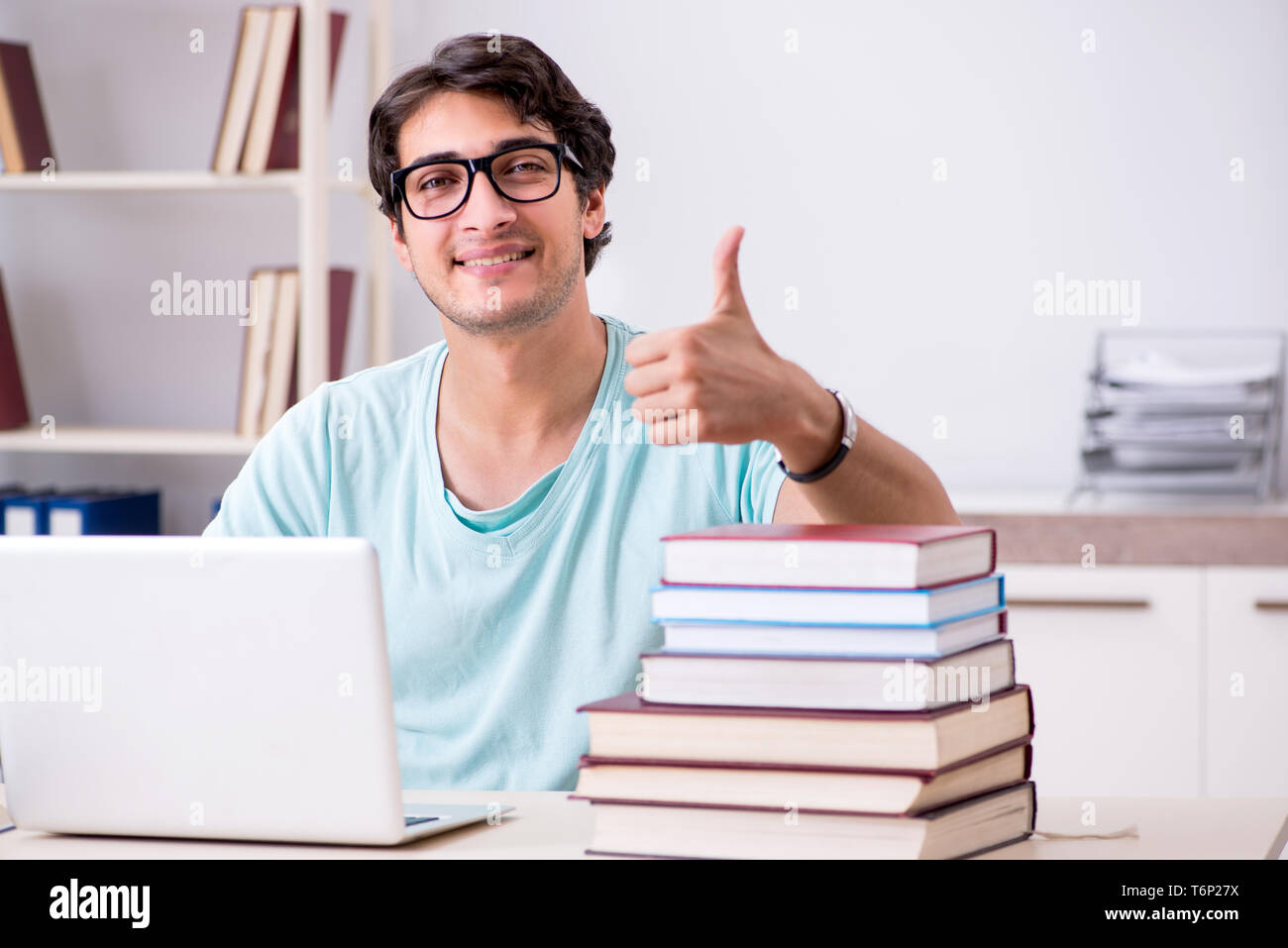 Giovane studente in tele-nozione di apprendimento Foto Stock